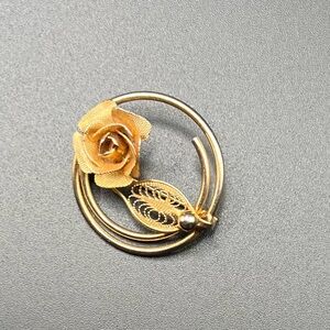 Sarah Coventry Gold Tone Filigree Leaf Textured Rose Openwork Circle Brooch Pin